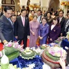 Thủ tướng Nguyễn Tấn Dũng cùng Phu nhân và Thủ tướng Thái Lan Prayuth Chan-o-cha cùng Phu nhân thăm các gian hàng thủ công mỹ nghệ Thái Lan. (Ảnh: Đức Tám/TTXVN)