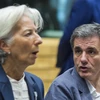 Bộ trưởng Tài chính Hy Lạp Euclid Tsakalotos (phải) và Giám đốc điều hành Quỹ tiền tệ Quốc tế (IMF) Christine Lagarde. (Ảnh: AFP/TTXVN)