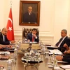 Thủ tướng Thổ Nhĩ Kỳ Ahmet Davutoglu (giữa) chủ trì cuộc họp an ninh tại thủ đô Ankara, thảo luận về bất ổn gia tăng tại khu vực giáp giới Syria, vào ngày 23/7 vừa qua. (Ảnh: AFP/TTXVN) 