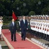 Thủ tướng Nguyễn Tấn Dũng và Thủ tướng Anh David Cameron duyệt đội Danh dự. (Ảnh: Thống Nhất/TTXVN)