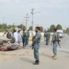 Lực lượng an ninh Afghanistan điều tra hiện trường vụ đánh bom xe làm 13 người thương vong ở thành phố Kunduz, tỉnh Kunduz, cách thủ đô Kabul, Afghanistan 250km về phía Bắc, ngày 29/7 vừa qua. (Ảnh: THX/TTXVN)