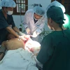 Các bác sỹ Bệnh viện Đa khoa Bạch Long Vỹ tiến hành phẫu thuật cho ngư dân Phạm Văn Thiết bị đứt rời cánh tay. (Ảnh: Nguyễn Văn Quân/TTXVN)