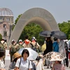 Người dân Nhật Bản tưởng niệm các nạn nhân bom nguyên tử tại Công viên Hòa bình ở Hiroshima ngày 5/8. (Ảnh: AFP/TTXVN)