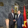 Phó Thủ tướng Hoàng Trung Hải và Bộ trưởng Nhà nước Angola phụ trách dân sự Edeltrudes da Costa tại Thủ đô Luanda, ngày 5/8 vừa qua. (Ảnh: Dư Hưng/TXVN)