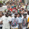 Người dân địa phương tuần hành tại lễ tưởng niệm một năm thanh niên da màu Michael Brown bị bắn chết tại Ferguson, Missouri ngày 9/8 vừa qua. (Ảnh: AFP/TTXVN)