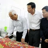 Phó Chủ tịch Quốc hội Uông Chu Lưu cùng lãnh đạo tỉnh Quảng Ninh thăm hỏi động viên các nạn nhân trong vụ tai nạn hầm lò. (Ảnh: Nguyễn Hoàng/Vietnam+) 