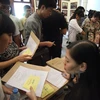 Các thí sinh đem nộp hồ sơ cũng được nhà trường tạo điều kiện để làm thủ tục một cách nhanh chóng nhất. (Ảnh: PV/Vietnam+)