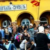 Một nhóm người di cư đợi cảnh sát Macedonia cho phép lên tàu hỏa tại nhà ga ở Gevgelija,Macedonia ngày 21/8. (Ảnh: AFP/TTXVN)