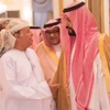 Bộ trưởng Quốc phòng Saudi Arabia Mohammed bin Salman đón Tổng thống Abd-Rabbo Mansour Hadi (trái) tại căn cứ không quân Riyadh. (Ảnh: THX/TTXVN)