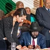 Tổng thống Nam Sudan Salva Kiir (giữa) ký thỏa thuận hòa bình với lực lượng nổi dậy, chấm dứt cuộc nội chiến kéo dài 20 tháng qua tại nước này. (Ảnh: AFP/TTXVN)