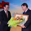 Phó Chủ tịch UBND Thành phố Hồ Chí Minh Lê Thanh Liêm trao tặng Bằng khen của Thủ tướng Chính phủ cho cá nhân tích cực tham gia vào sự nghiệp xây dựng chủ nghĩa xã hội và bảo vệ Tổ quốc. (Ảnh: Thanh Vũ/TTXVN)