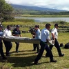 Chuyển mảnh vỡ máy bay được nghi là của MH370 trên đảo Reunion ngày 29/7 vừa qua. (Ảnh: AFP/TTXVN)
