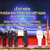 Bà Tòng Thị Phóng, Ủy viên Bộ Chính trị, Phó Chủ tịch Quốc hội trao tặng Huân chương Độc Lập hạng Nhất cho Đài Tiếng nói Việt Nam. (Ảnh: Thống Nhất/TTXVN)