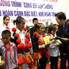 Phó Chủ tịch nước, kiêm Chủ tịch Hội đồng Bảo trợ Quỹ Bảo trợ trẻ em Việt Nam Nguyễn Thị Doan dự và trao học bổng cho các em. (Ảnh: Minh Tâm/TTXVN)