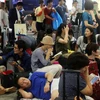Hành khách đợi tàu tại nhà ga Hakata, ở Fukuoka, phía Nam đảo Kyushu ngày 25/8 vừa qua, sau khi nhiều chuyến tàu bị hủy do bão Goni. (Ảnh: Kyodo/TTXVN)
