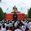 Quang cảnh lễ dâng hoa tại Tượng đại Hoàng đế Quang Trung. (Ảnh: Quốc Dũng/TTXVN)