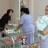 Lãnh đạo WWO thăm hỏi các cháu bị AIDS tại Trung tâm nuôi dưỡng và bảo trợ trẻ em Tam Bình 2 tại phường Linh Xuân, quận. Thủ Đức, Thành phố Hồ Chí Minh. (Ảnh: Kim Phương/TTXVN)
