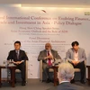 Chủ tịch Ngân hàng Phát triển châu Á (ADB) Takehiko Nakao (ngoài cùng bên phải) cùng các diễn giả tại hội thảo. (Ảnh: Mỹ Bình/Vietnam+) 