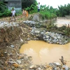 Nhiều kè sông, suối, đường dân sinh bị sạt lở do mưa lũ. (Ảnh: Xuân Tư/TTXVN)