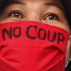 Người biểu tình ủng hộ dân chủ đeo mặt nạ tại tượng đài Dân chủ ở Bangkok, Thái Lan. (Nguồn: AP)