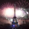 Pháo hoa được bắn lên bầu trời quanh tháp Eiffel ở thủ đô Paris, mừng ngày Quốc khánh Pháp 14/7 vừa qua. (Ảnh: AFP/TTXVN)