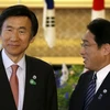 Ngoại trưởng Hàn Quốc Yun Byung Se (trái) và người đồng cấp Nhật Fumio Kishida. (Nguồn: Reuters)