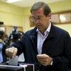 Thủ tướng Pedro Passos Coelho bỏ phiếu tại một địa điểm bầu cử ở Massama, ngoại ô Lisbon. (Ảnh: Reuters/TTXVN) 
