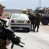 Binh sỹ Israel tuần tra tại khu vực làng Beit Furik ở Bờ Tây ngày 2/10 sau khi xảy ra vụ sát hại một cặp vợ chồng người định cư Do Thái một ngày trước. (Ảnh: AFP/TTXVN)