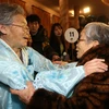 Cụ Kim Sung-yun, 95 tuổi từ Hàn Quốc vui mừng gặp lại em gái Kim Suk-ryeo, 79 tuổi, từ Triều Tiên trong buổi đoàn tụ gia đình ly tán ở khu nghỉ mát núi Kumgang, Triều Tiên ngày 20/2/2014. (Ảnh: Yonhap/TTXVN)
