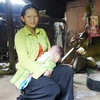 Thiếu nữ chưa đến tuổi thành niên nhưng đã có gia đình và đã sinh con ở huyện Mường Lát. (Ảnh: Duy Hưng/Vietnam+)