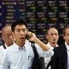 Nhà đầu tư theo dõi tỷ giá chứng khoán tại thủ đô Tokyo, Nhật Bản ngày 2/9 vừa qua. (Ảnh: AFP/TTXVN)
