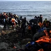 Người di cư từ Syria tới đảo Lesbos của Hy Lạp sau khi vượt biển Aegean từ bờ biển Thổ Nhĩ Kỳ ngày 3/10 vừa qua. (Ảnh: AFP/TTXVN)