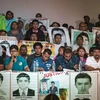Người thân của 43 sinh viên mất tích tại một cuộc họp báo của các chuyên gia IACHR về tiến trình điều tra vụ án ở thủ đô Mexico City ngày 6/9 vừa qua. (Ảnh: AFP/TTXVN)