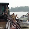 Lực lượng Cảnh sát giao thông đường thủy - Công an tỉnh Bắc Ninh bắt giữ tàu BKS HD0612 khai thác cát sỏi trái phép trên sông Đuống. (Ảnh: Thái Hùng/TTXVN)