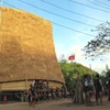 Những nhịp cồng chiêng cùng điệu xoang uyển chuyển dưới những ngôi nhà rông truyền thống đang mang lại tiềm năng du lịch lớn cho người dân ở Kon Tum. (Ảnh: Quang Thái/TTXVN)