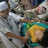 Công nhân Giày Vĩnh Nghĩa đang cấp cứu tại Bệnh viện đa khoa Bình Dương. (Ảnh: Dương Chí Tưởng/TTXVN)