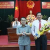 Bí thư Tỉnh ủy Cà Mau Dương Thanh Bình (bên trái) tặng hoa chúc mừng tân Phó Chủ tịch UBND tỉnh Cà Mau Lâm Văn Bi. (Nguồn: camau.gov.vn)