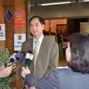 Ông Henry Đặng, phụ trách công tác đối ngoại của UGVF, trả lời phỏng vấn báo chí. (Ảnh: Bích Hà/Vietnam+)