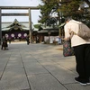 Một bà già cúi chào khi đến ngôi đền chính trong lễ hội mùa Thu kéo dài 4 ngày hàng năm trong khuôn viên của đền Yasukuni ở Tokyo, ngày 20/10 vừa qua. (Nguồn: .thejakartapost.com)
