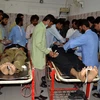 Bác sỹ khám nghiệm tử thi hai cảnh sát thiệt mạng trong đọ súng gữa cảnh sát và các tay súng tại Quetta, tây nam Pakistan ngày 27/7 vừa qua. (Ảnh: THX/TTXVN)