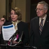 Lãnh đạo phe thiểu số Hạ viện Mỹ Nancy Pelosi (trái) và Lãnh đạo phe thiểu số Thượng viện Harry Reid tại cuộc họp báo về thỏa thuận ngân sách ở thủ đô Washington ngày 28/10. (Ảnh: AFP/TTXVN)