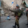 Thi thể một thanh niên Palestine bị binh sỹ Israel bắn chết sau khi cố dùng dao đâm một lính Israel tại thành phố Hebron ở Bờ Tây ngày 29/10 vừa qua. (Ảnh: AFP/TTXVN)