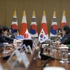 Tổng thống Hàn Quốc Park Geun-hye (phải) và Thủ tướng Nhật Bản Shinzo Abe (trái) tại cuộc hội đàm ở thủ đô Seoul ngày 2/11. (Ảnh: AFP/TTXVN)