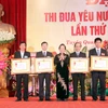 Phó Chủ tịch nước Nguyễn Thị Doan tặng Huân chương Lao động hạng nhất cho các cá nhân tại buổi lễ. (Ảnh: Quang Cường/TTXVN)