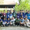 Học sinh dự Olympic Hóa học Quốc tế chụp ảnh lưu niệm tại Khu di tích Phủ Chủ tịch. (Ảnh: Nguyễn Bắc/TTXVN)
