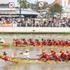 Hai đội ghe Ngo nam đang nước rút về đích tại giải đua ghe Ngo trong Ngày hội Văn hóa, Thể thao và Du lịch đồng bào Khmer Nam bộ lần thứ 6, năm 2014. (Ảnh: Xuân Dự/TTXVN)