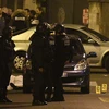 Cảnh sát đặc nhiệm Pháp làm nhiệm vụ tại hiện trường một vụ tấn công khủng bố ở Bichat, trung tâm Paris ngày 13/11. (Ảnh: AFP/TTXVN)