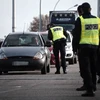 Cảnh sát Pháp kiểm tra các phương tiện tại khu vực "Cầu châu Âu" nằm giữa Strasbourg và Kehl sau các vụ tấn công ở Paris, ngày 14/11. (Ảnh: AFP/TTXVN)