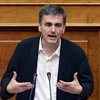 Bộ trưởng Tài chính Hy Lạp Euclid Tsakalotos phát biểu tại phiên họp Quốc hội ở Athens. (Ảnh: AFP/TTXVN)