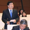 Bộ trưởng Bộ Xây dựng Trịnh Đình Dũng trả lời chất vấn của các đại biểu Quốc hội. (Ảnh: Doãn Tấn/TTXVN)